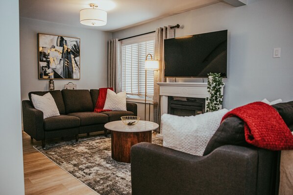 TV, fireplace - The Miner's Den - NEW 4BED Executive Home (Kirkland Lake)