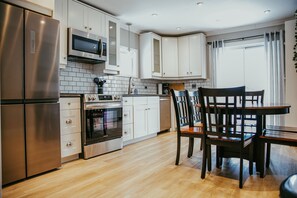 Fridge, microwave, oven, stovetop - The Miner's Den - NEW 4BED Executive Home (Kirkland Lake)