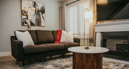 The Miner's Den - SAUNA Retreat with cozy yard