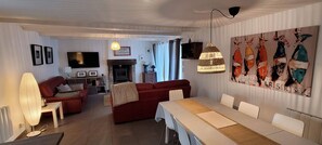 Smart TV, fireplace, DVD player, stereo