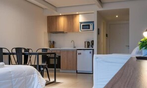 Mini-fridge, microwave, cookware/dishes/utensils - Isabella (Ushuaia)