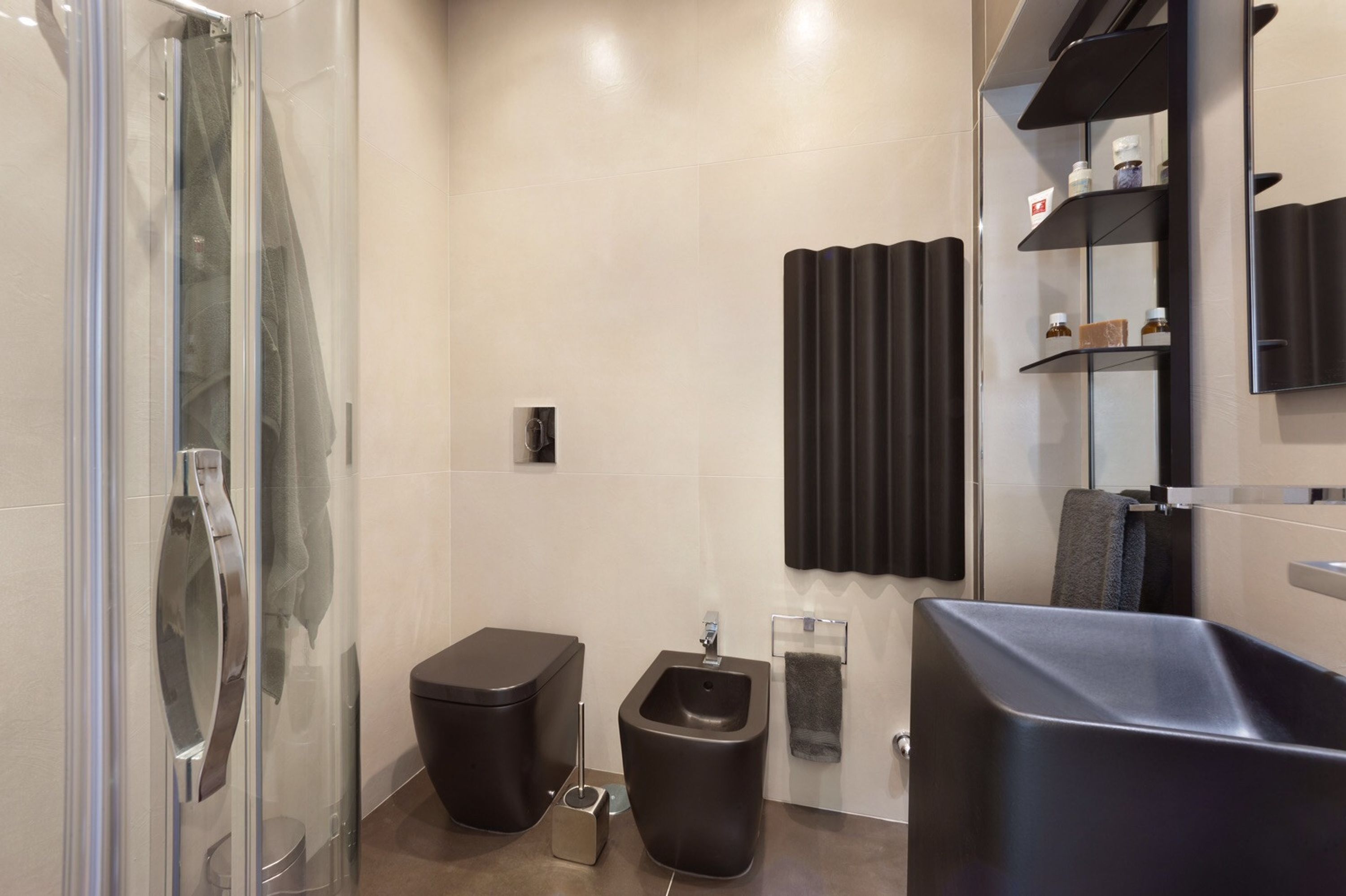 Une salle de bain moderne dotée d’une douche à parois de verre, d’un bidet, de toilettes et d’une grande baignoire.