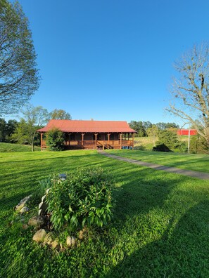 Property grounds - Large Log Cabin Minutes From Lake Barkley and Land Between the Lakes Cadiz, KY (Cadiz)