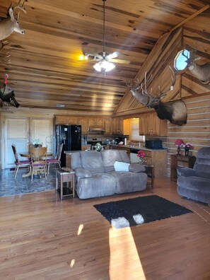 Smart TV - Large Log Cabin Minutes From Lake Barkley and Land Between the Lakes Cadiz, KY (Cadiz)