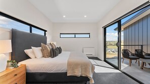 4 bedrooms, iron/ironing board, WiFi, bed sheets - 1B Alpine View Retreat - 4BR Luxurious Escape l Mountain Views l Fast WiFi (Jindabyne)