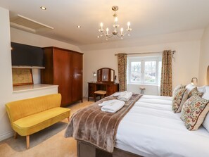 2 Schlafzimmer, individuell dekoriert, individuell eingerichtet