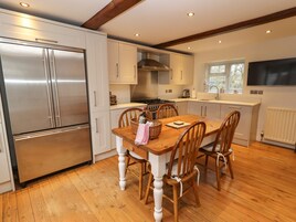 Frigorífico, lavavajillas, hervidor eléctrico y tostadora