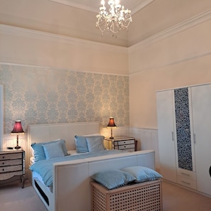 Iron/ironing board, WiFi, bed sheets