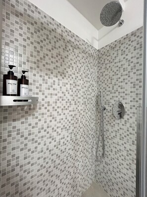 Dusche, Haartrockner, Bidet, Handtücher
