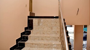 Un escalier avec une rampe, menant à l’étage supérieur.