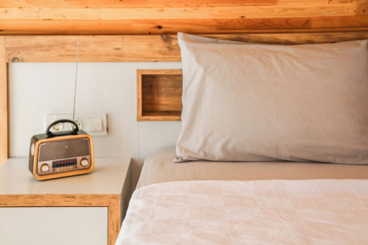Premium bedding, iron/ironing board, WiFi (free), individually decorated