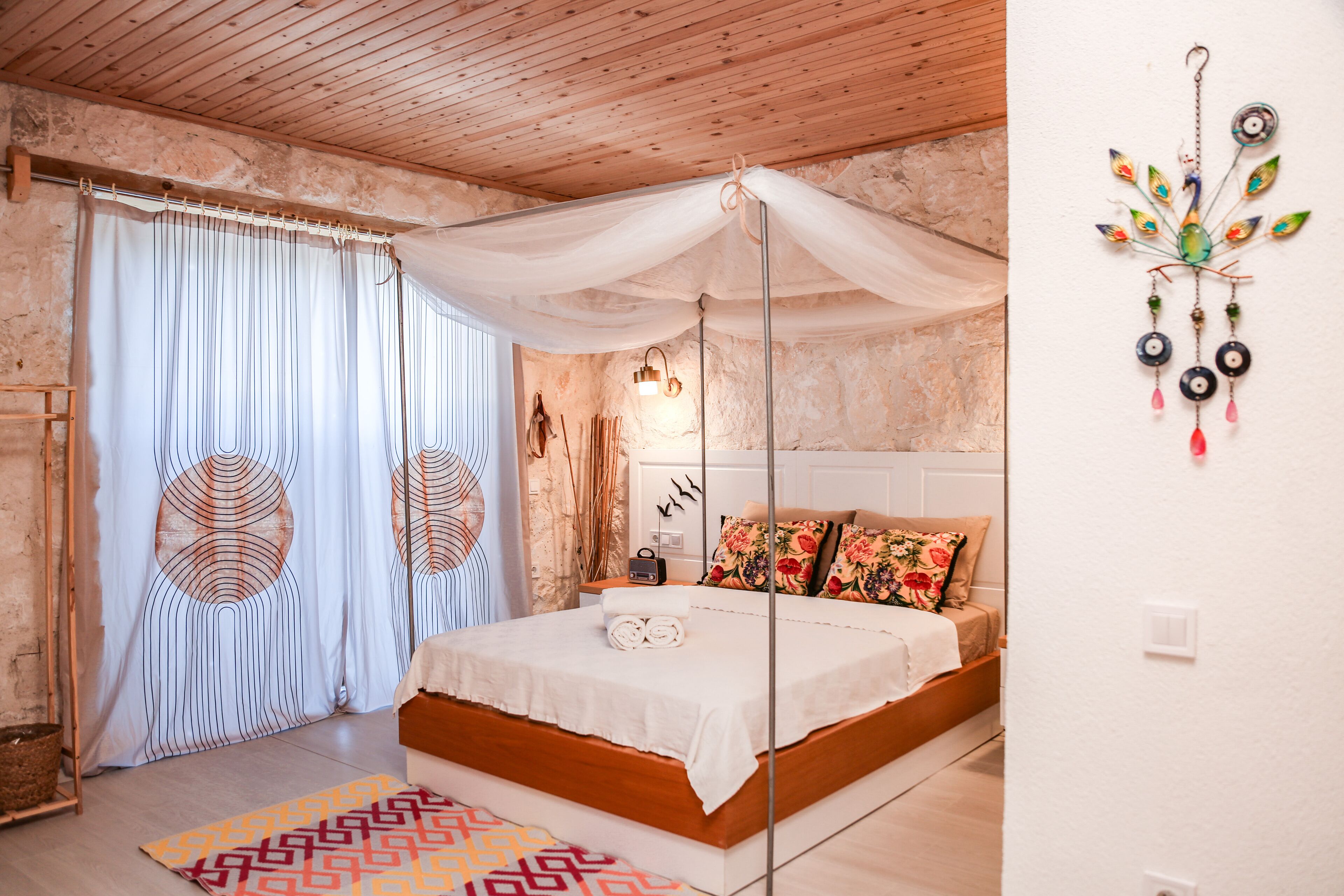 Quarto conforto, 1 cama Queen, para não fumantes, vista para a piscina | Roupas de cama premium, individualmente decorados