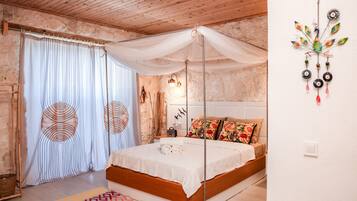 Quarto conforto, 1 cama Queen, para não fumantes, vista para a piscina | Roupas de cama premium, individualmente decorados