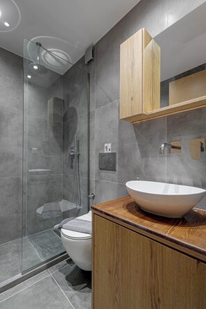 Baignoire, séchoir à cheveux, serviettes fournies, papier de toilette