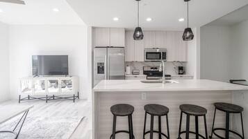 Réfrigérateur, micro-ondes, four, plaque de cuisson