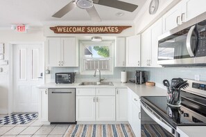 Coffee/tea maker, fridge, microwave, oven - HOT TUB & trailer/boat parking for up to 25 ft. with overnight docking allowed. (Englewood)
