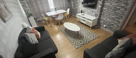 Una Smart TV, una chimenea
