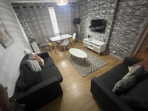Smart TV y chimenea 