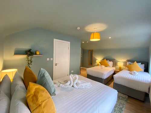 The Large Group House by Shortstays - Dublin City Center - Sleeps 21