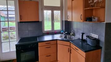 Kühlschrank, Ofen, Herdplatte, Wasserkocher mit Kaffee-/Teezubehör