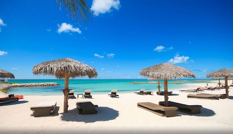 Nær stranden. New Luxury Waterfront Condo, Palm Cay, The Bahamas