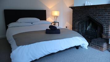 4 bedrooms, iron/ironing board, WiFi, bed sheets