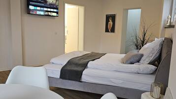 1 Schlafzimmer, Schreibtisch, WLAN, Bettwäsche
