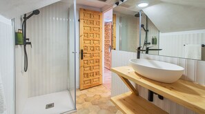 Deluxe Quadruple Room, City View | Bathroom | Hair dryer - Hotel Bestprice Santillana  (Santillana del Mar)