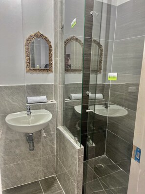 مناشف، صابون، شامبو، ورق حمّام