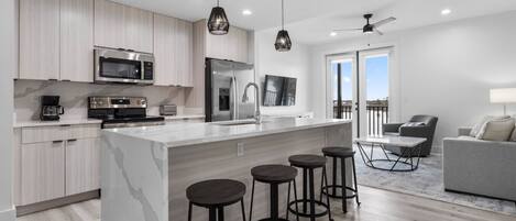 Refrigerador, microondas, horno y parrilla de estufa