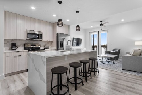 Private Condo #208 with Riverside View and Private Pool