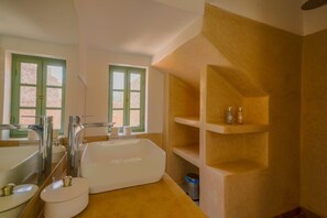 Sviitti, kylpyhuone makuuhuoneen yhteydessä | Kylpyhuone | Suihku, hiustenkuivaaja, pyyhkeet