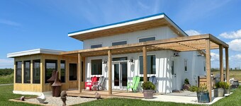 Fully-equipped, 4-seasons, 2 bedrooms in the vineyard at Harwood Estate Winery.