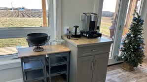 Una cocina con vistas a un viñedo, una cafetera y un árbol de Navidad.