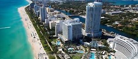 En la playa, sillas reclinables de playa, toallas de playa
