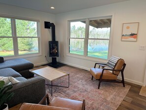 Smart TV, fireplace, books, stereo - Big Sisu - Newly Remodeled Nordic Hideaway on Silverthorn Lake (Hayward)