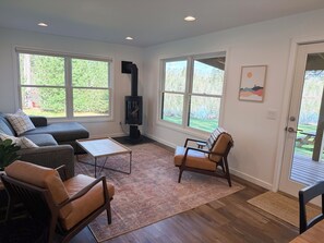 Smart TV, fireplace, books, stereo