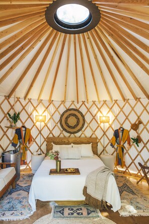 1 bedroom, WiFi, bed sheets - The Macaw yurt (Travis County)