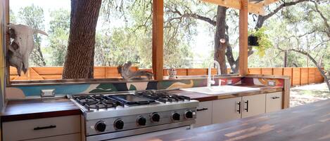 Refrigerador, microondas, horno y parrilla de estufa