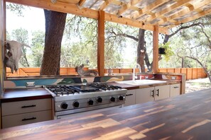 Fridge, microwave, oven, stovetop - The Macaw yurt (Travis County)