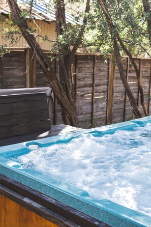 Bañera de hidromasaje al aire libre
