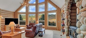 Hawk's Landing - pet friendly, hot tub, luxurious