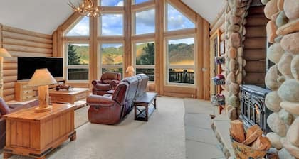 Hawk's Landing - pet friendly, hot tub, luxurious