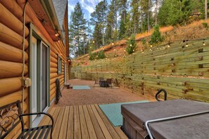 Outdoor dining - Hawk's Landing - pet friendly, hot tub, luxurious (Cascade-Chipita Park)
