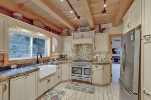 Fridge, microwave, oven, stovetop - Hawk's Landing - pet friendly, hot tub, luxurious (Cascade-Chipita Park)