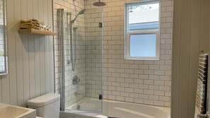 مجففات شعر، مناشف، صابون، شامبو