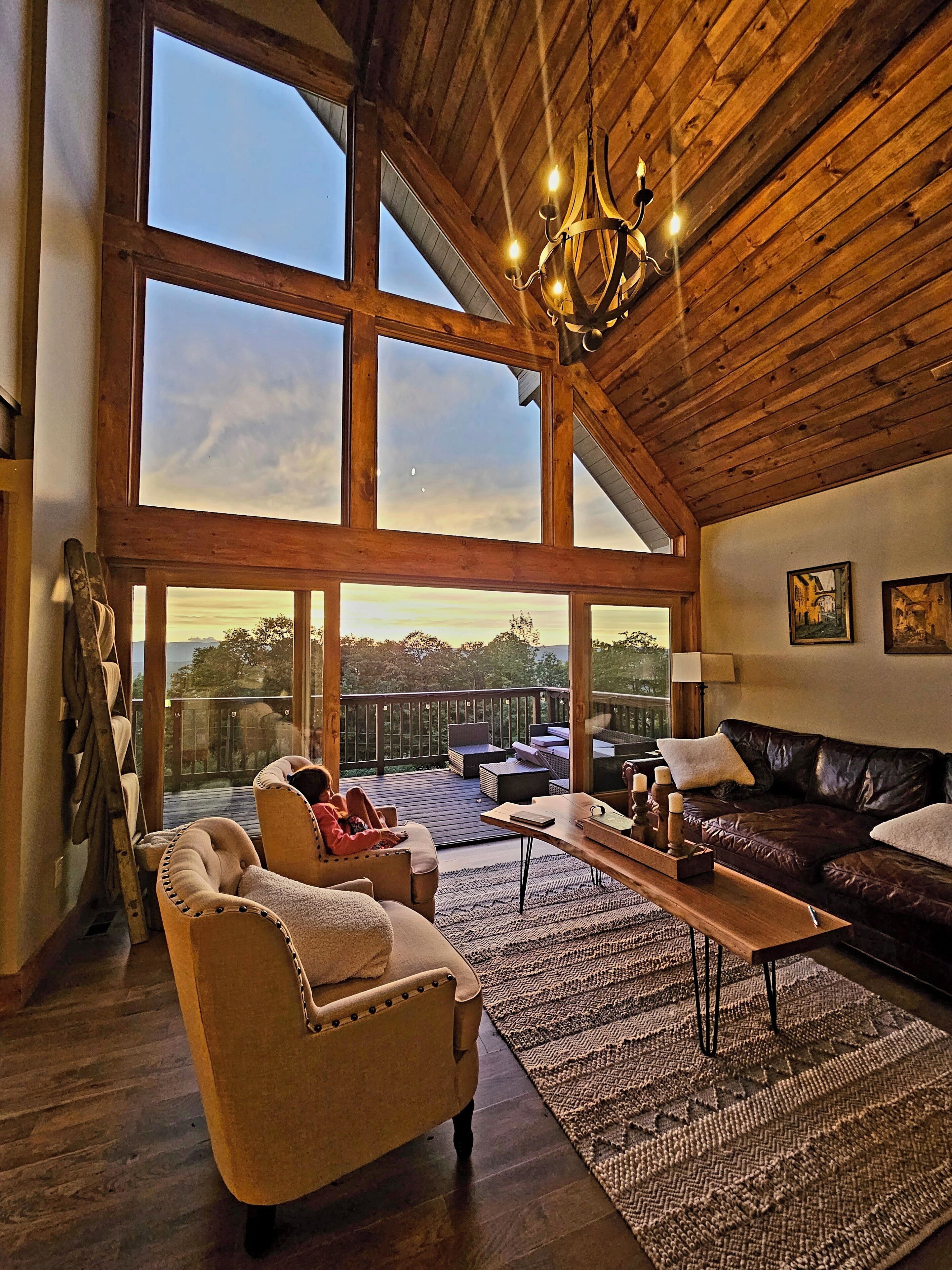 Smart-TV, peis, bøker og stereoanlegg