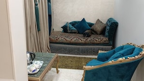 Unclassified image, 2 of 15, button - Crystal pyramids inn (Giza)