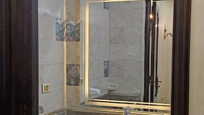 Unclassified image, 5 of 15, button - Crystal pyramids inn (Giza)