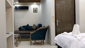 Unclassified image, 3 of 15, button - Crystal pyramids inn (Giza)